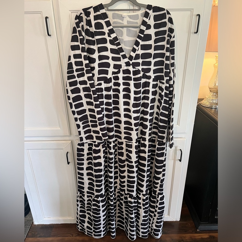 Maxi Dress - V neck, XXL, polyester material, boutique brand.